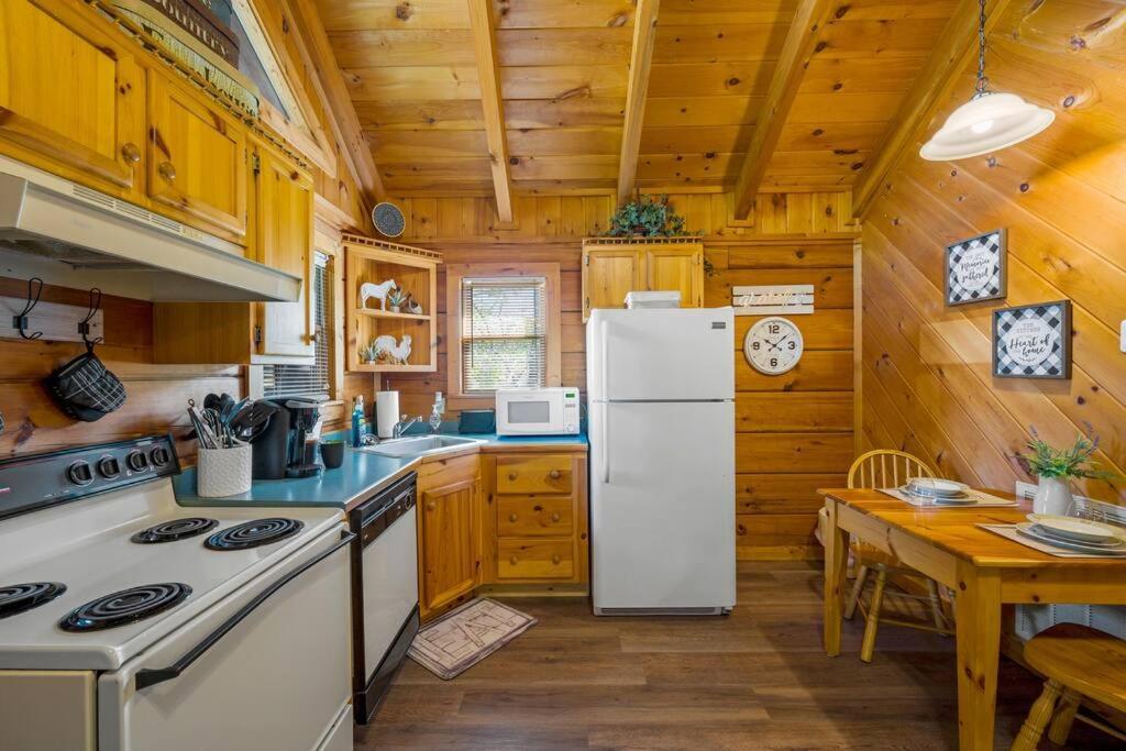 Cozy Studio Log Cabin In The Heart Of Pigeon Forge. Hot Tub. Honeymoon! Sleeps 2 Villa Kültér fotó