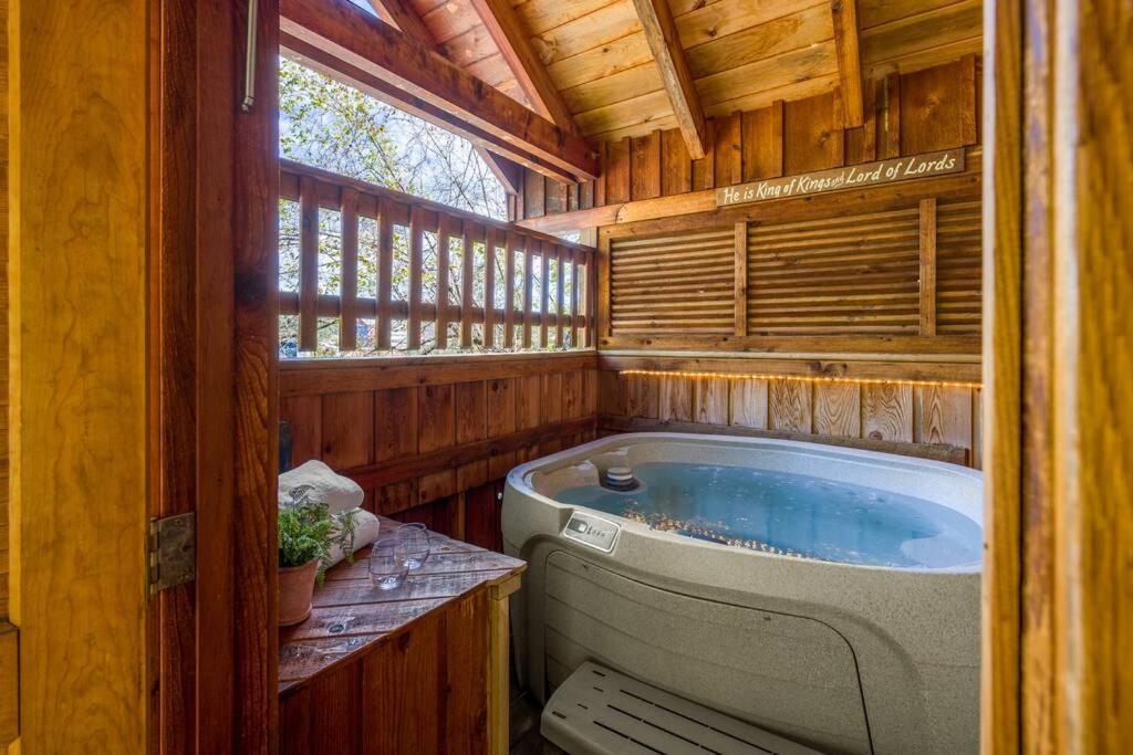 Cozy Studio Log Cabin In The Heart Of Pigeon Forge. Hot Tub. Honeymoon! Sleeps 2 Villa Kültér fotó