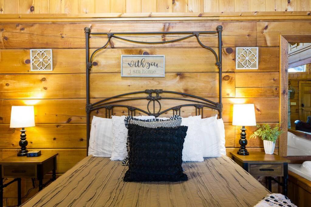 Cozy Studio Log Cabin In The Heart Of Pigeon Forge. Hot Tub. Honeymoon! Sleeps 2 Villa Kültér fotó