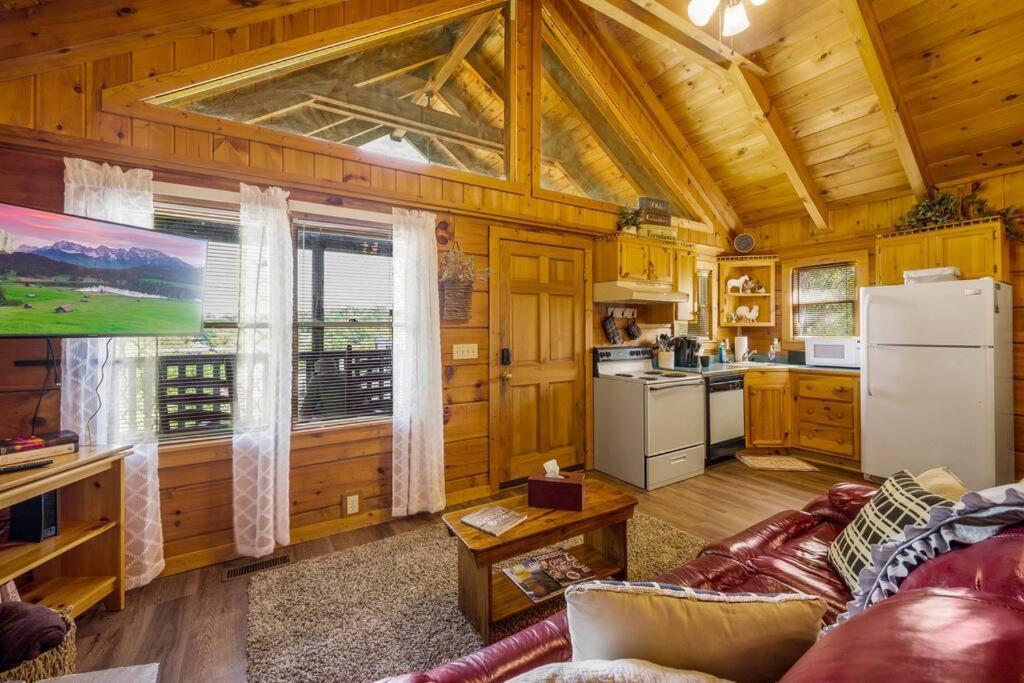 Cozy Studio Log Cabin In The Heart Of Pigeon Forge. Hot Tub. Honeymoon! Sleeps 2 Villa Kültér fotó