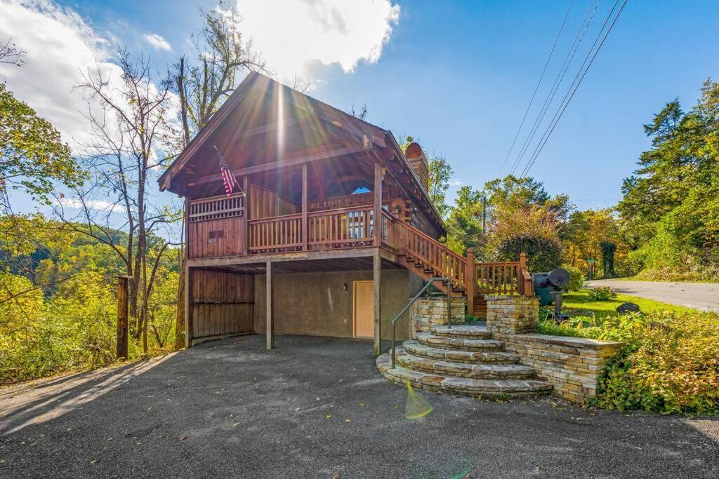 Cozy Studio Log Cabin In The Heart Of Pigeon Forge. Hot Tub. Honeymoon! Sleeps 2 Villa Kültér fotó