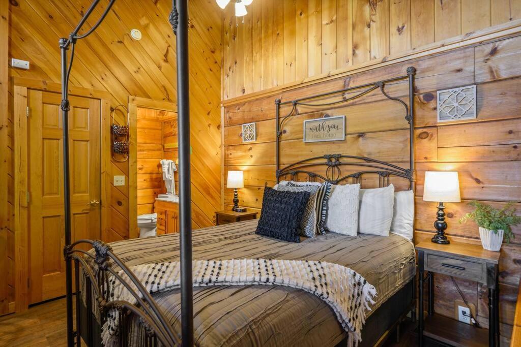 Cozy Studio Log Cabin In The Heart Of Pigeon Forge. Hot Tub. Honeymoon! Sleeps 2 Villa Kültér fotó