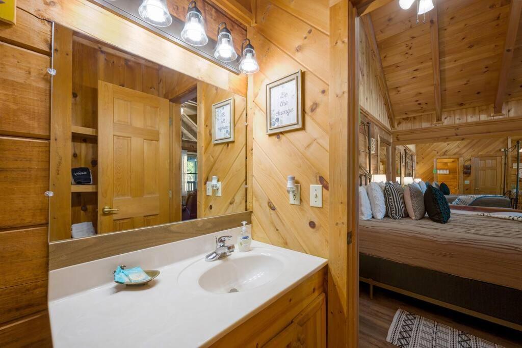 Cozy Studio Log Cabin In The Heart Of Pigeon Forge. Hot Tub. Honeymoon! Sleeps 2 Villa Kültér fotó